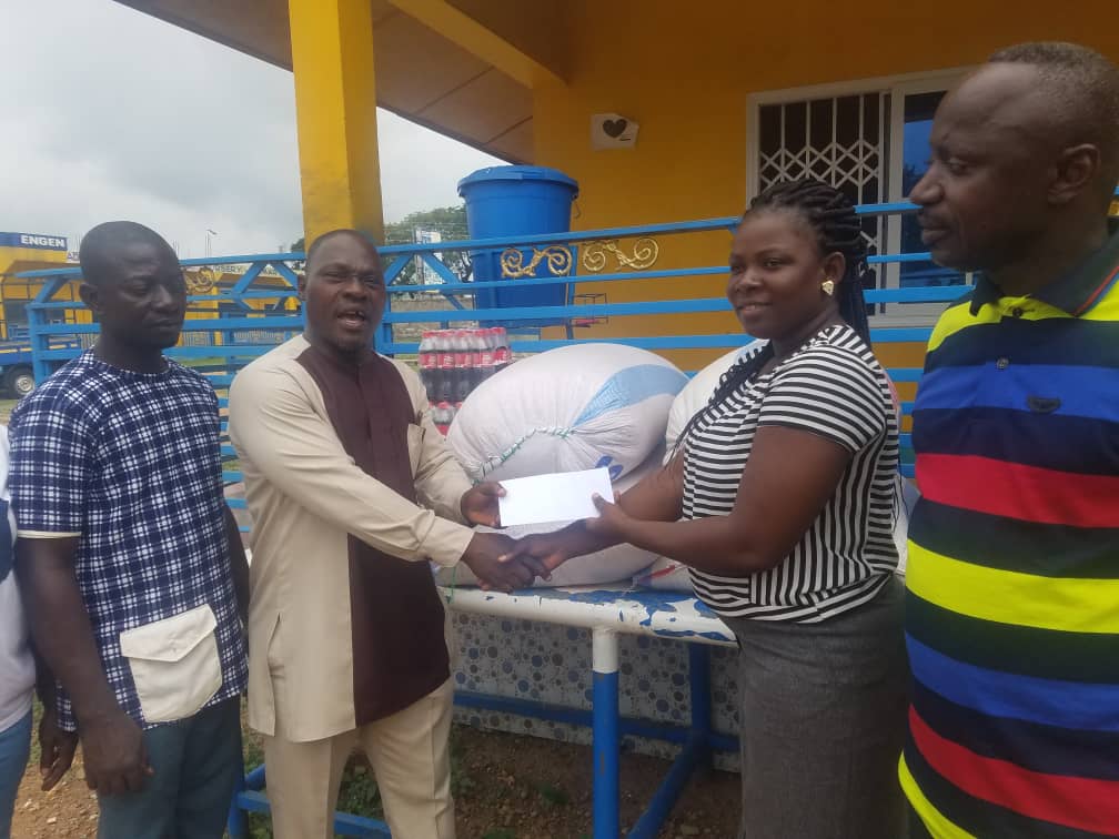 Pastor Agyemang (2nd left) presenting the cash and some of the items to madam Cynthia Mercy Katon.